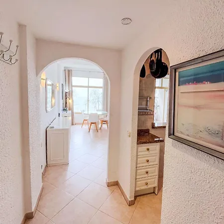 Skol 335. Fantastic Beachfront Facing South. شقة