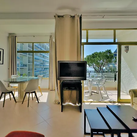 Skol 335. Fantastic Beachfront Facing South. Apartmán