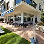 Skol 335. Fantastic Beachfront Facing South. Apartment Marbella