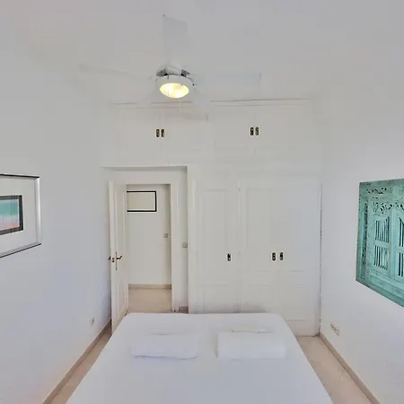 Skol 335. Fantastic Beachfront Facing South. Apartment *