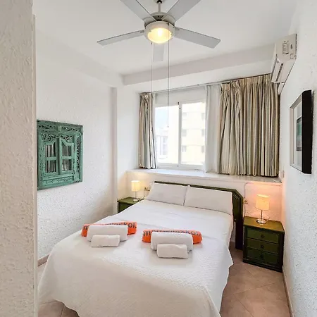 Skol 335. Fantastic Beachfront Facing South. Apartamento Marbella