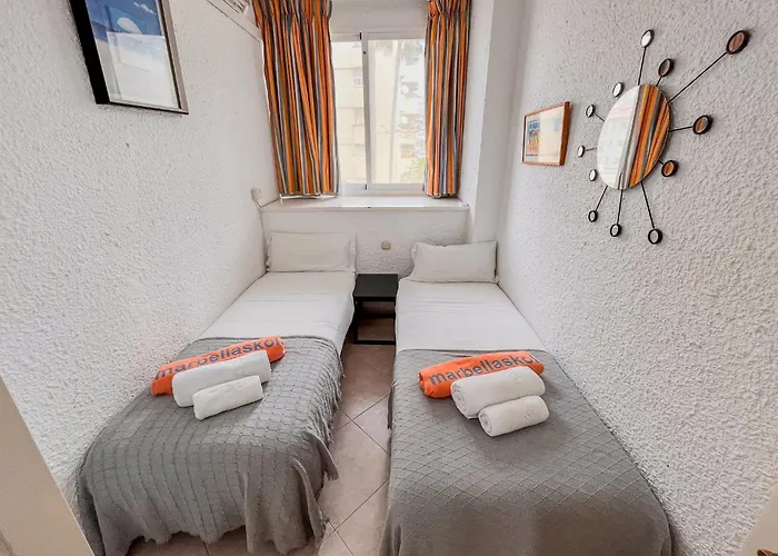 Skol 335. Fantastic Beachfront Facing South. Apartman Marbella