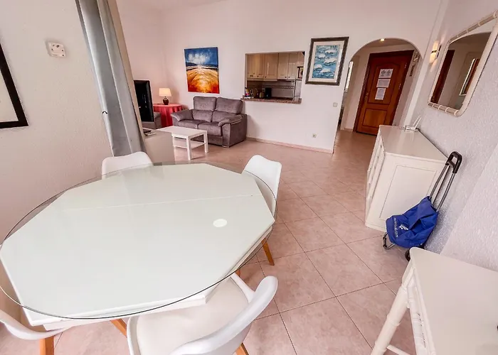 Skol 335. Fantastic Beachfront Facing South. Apartman Marbella