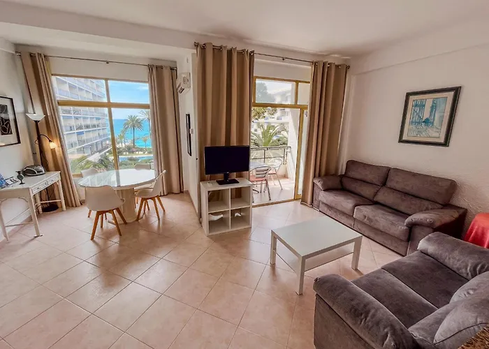 Skol 335. Fantastic Beachfront Facing South. Apartman Marbella