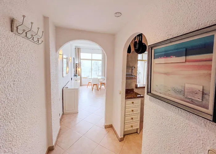 Skol 335. Fantastic Beachfront Facing South. Apartman