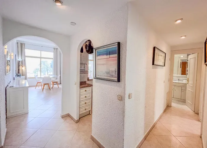 דירה Skol 335. Fantastic Beachfront Facing South. מארבלה